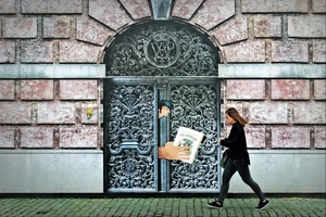 portone, donna, passante, porta, persona, murales, verde, muro, palazzo, strada, giornale, ferro, decorazioni, mano, arco